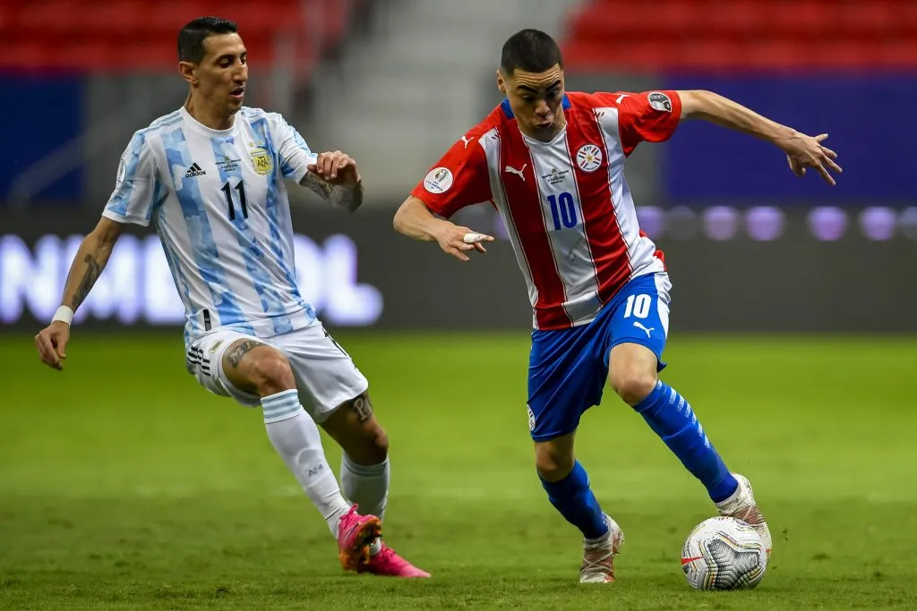 Almirón, meio-campista paraguaio, é um dos grandes nomes sondados pelo Botafogo para 2025. Foto: Mateus Bonomi/AGIF