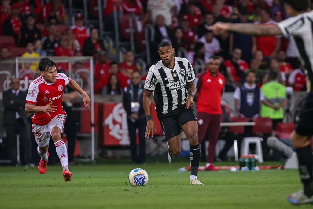 RS – PORTO ALEGRE – 04/12/2024 – BRASILEIRO A 2024, INTERNACIONAL X BOTAFOGO – Junior Santos jogador do Botafogo durante partida contra o Internacional no estadio Beira-Rio pelo campeonato Brasileiro A 2024. Foto: Maxi Franzoi/AGIF