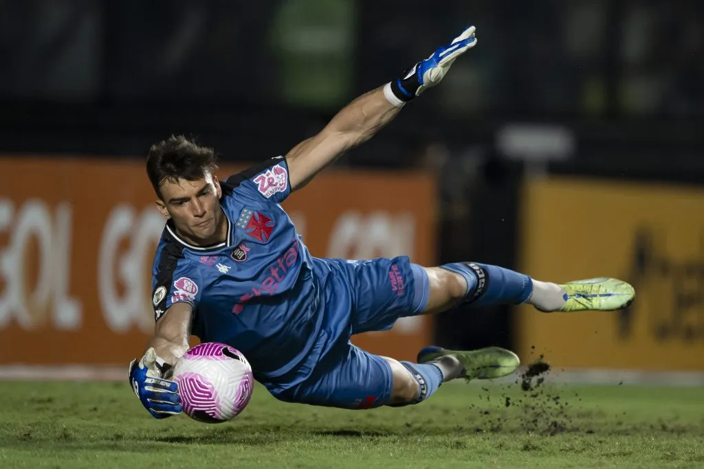 Leo Jardim goleiro do Vasco durante partida contra o Cuiabá no estádio São Januário pelo campeonato Brasileiro A 2024. Foto: Jorge Rodrigues/AGIF