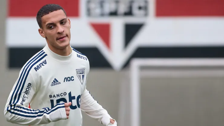 Antony durante treino do Sao Paulo no CT Barra Funda.