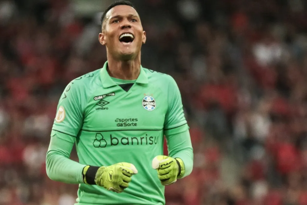 PR – CURITIBA – 27/05/2023 – BRASILEIRO A 2023, ATHLETICO-PR X GREMIO – Adriel goleiro do Gremio comemora gol da sua equipe durante partida contra o Athletico-PR no estadio Arena da Baixada pelo campeonato BRASILEIRO A 2023. Foto: Robson Mafra/AGIF