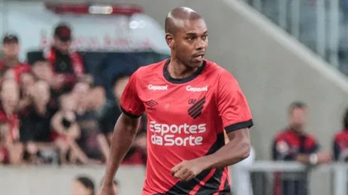 Fernandinho jogando no Athlético-PR em 2024