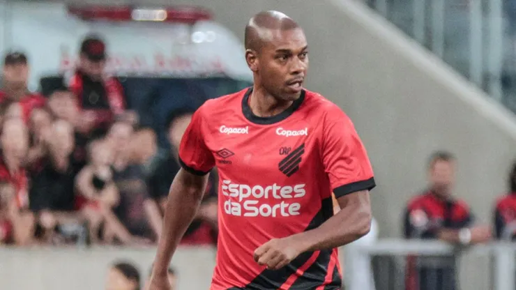 Fernandinho jogando no Athlético-PR em 2024