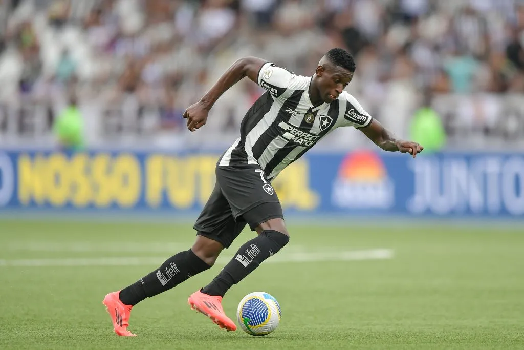 Luiz Henrique jogador do Botafogo durante partida contra o São Paulo no Engenhão pelo campeonato Brasileiro A 2024. Foto: Thiago Ribeiro/AGIF