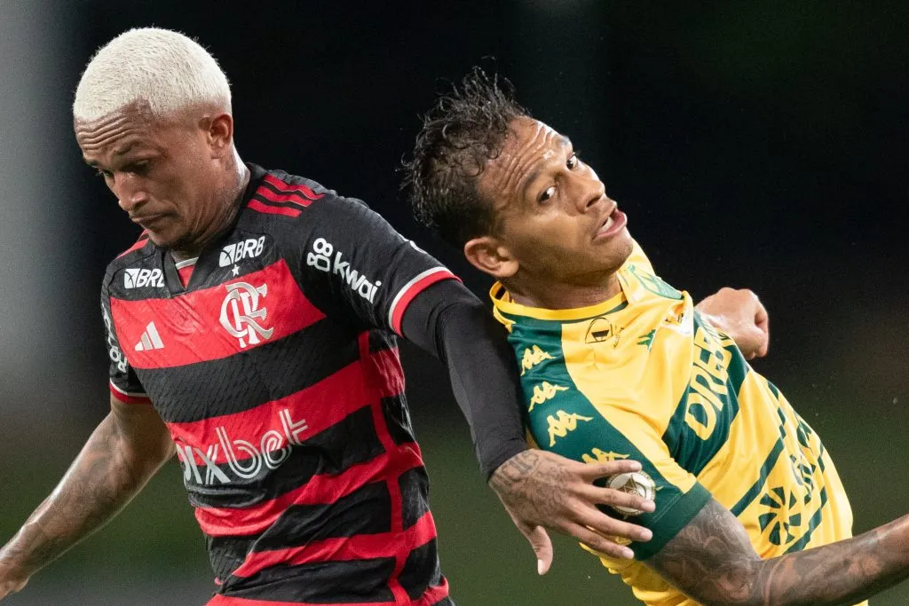 Wesley jogador do Cuiabá disputa lance com  jogador do Flamengo durante partida na Arena Pantanal pelo campeonato Brasileiro A 2024. Foto: Gil Gomes/AGIF
