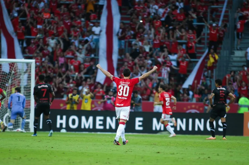 BA – PORTO ALEGRE – 26/11/2023 – BRASILEIRO A 2023, INTERNACIONAL X BRAGANTINO – Johnny jogador do Internacional durante partida contra o Bragantino no estadio Beira-Rio pelo campeonato Brasileiro A 2023. Foto: Giancarlo Santorum/AGIF