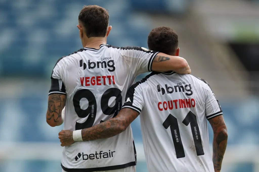 MT – CUIABA – 08/12/2024 – BRASILEIRO A 2024, CUIABA X VASCO – Vegetti jogador do Vasco comemora seu gol com Philippe Coutinho jogador da sua equipe durante partida contra o Cuiaba no estadio Arena Pantanal pelo campeonato Brasileiro A 2024. Foto: Gil Gomes/AGIF