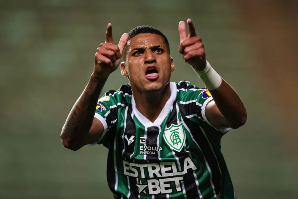 Rodrigo Varanda jogador do America-MG comemora seu gol durante partida contra o Santos no estadio Independencia pelo campeonato Brasileiro A 2023. Foto: Gilson Lobo/AGIF