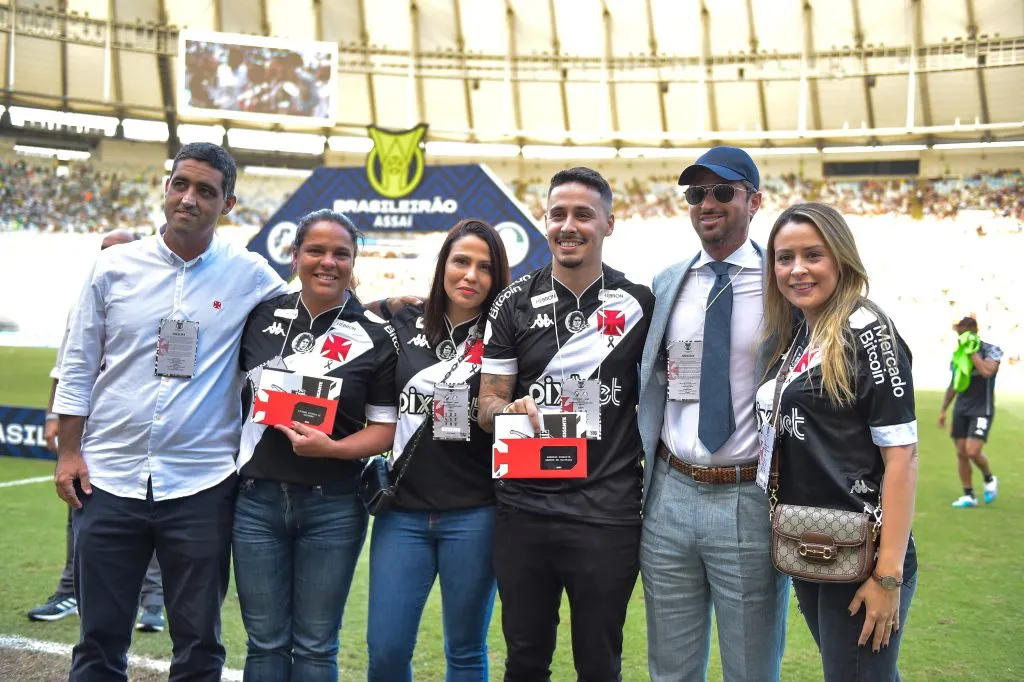 RJ – RIO DE JANEIRO – 23/04/2023 – BRASILEIRO A 2023, VASCO X PALMEIRAS – Josh Wander diretor da 777Partners  do Vasco presta homenagem a familia de roberto Dinamite durante partida contra o Palmeiras no estadio Maracana pelo campeonato BRASILEIRO A 2023. Foto: Thiago Ribeiro/AGIF
