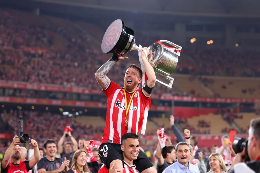 SEVILLE, SPAIN – APRIL 06: Iker Muniain of Athletic Club lifts the Copa Del Rey trophy in victory following the Copa Del Rey Final between Athletic Club and Real Mallorca at Estadio de La Cartuja on April 06, 2024 in Seville, Spain. (Photo by Fran Santiago/Getty Images)