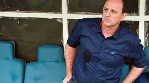 Rogério Ceni durante confronto contra o Atlético-GO no Brasileirão 2024.