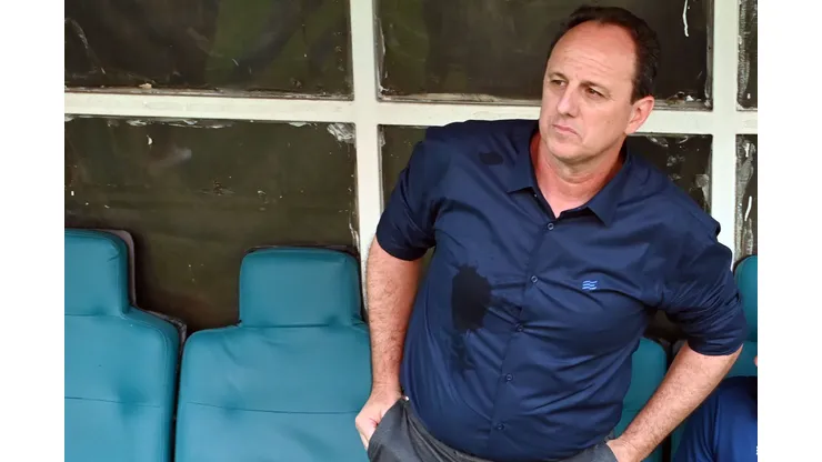 Rogério Ceni durante confronto contra o Atlético-GO no Brasileirão 2024.