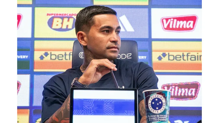 Dudu durante coletiva de apresentação no Cruzeiro.