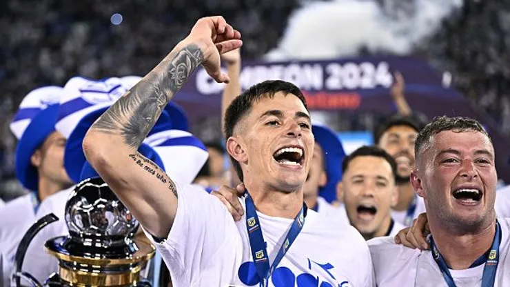 Valentín Gómez comemorando título pelo Velez Sarsfied