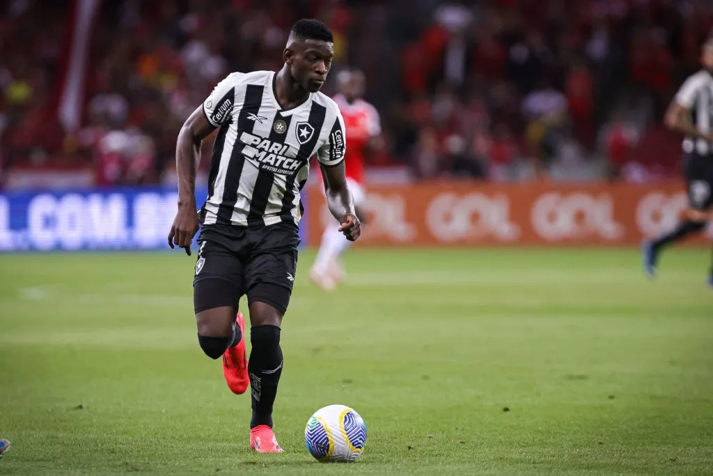 Luiz Henrique jogador do Botafogo durante partida contra o Internacional no Beira-Rio pelo campeonato Brasileiro A 2024. Foto: Maxi Franzoi/AGIF