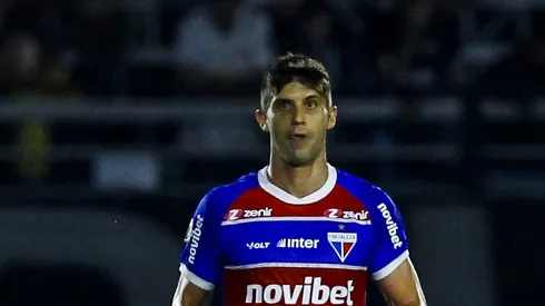 Kuscevic jogando no Fortaleza durante partida contra o Bragantino no estadio Nabi Abi Chedid pelo campeonato Brasileiro A 2024.