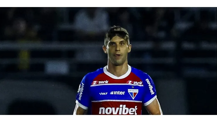 Kuscevic jogando no Fortaleza durante partida contra o Bragantino no estadio Nabi Abi Chedid pelo campeonato Brasileiro A 2024.