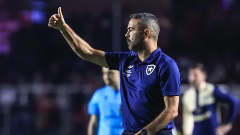 Artur Jorge, técnico do Botafogo, durante partida contra o São Paulo pelo Campeonato Brasileiro de 2024.