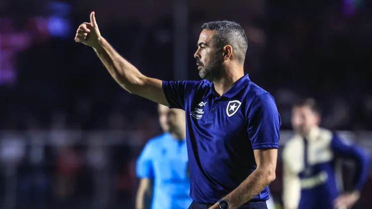 Artur Jorge, técnico do Botafogo, durante partida contra o São Paulo pelo Campeonato Brasileiro de 2024.