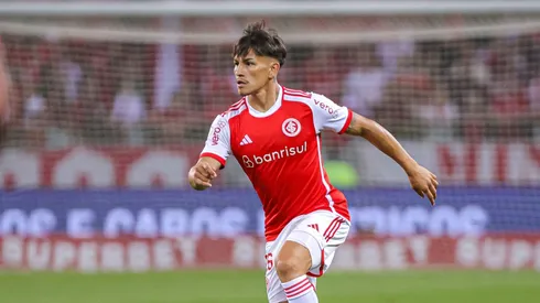 Bernabei, jogador do Internacional, durante partida contra o Flamengo pelo Campeonato Brasileiro de 2024.