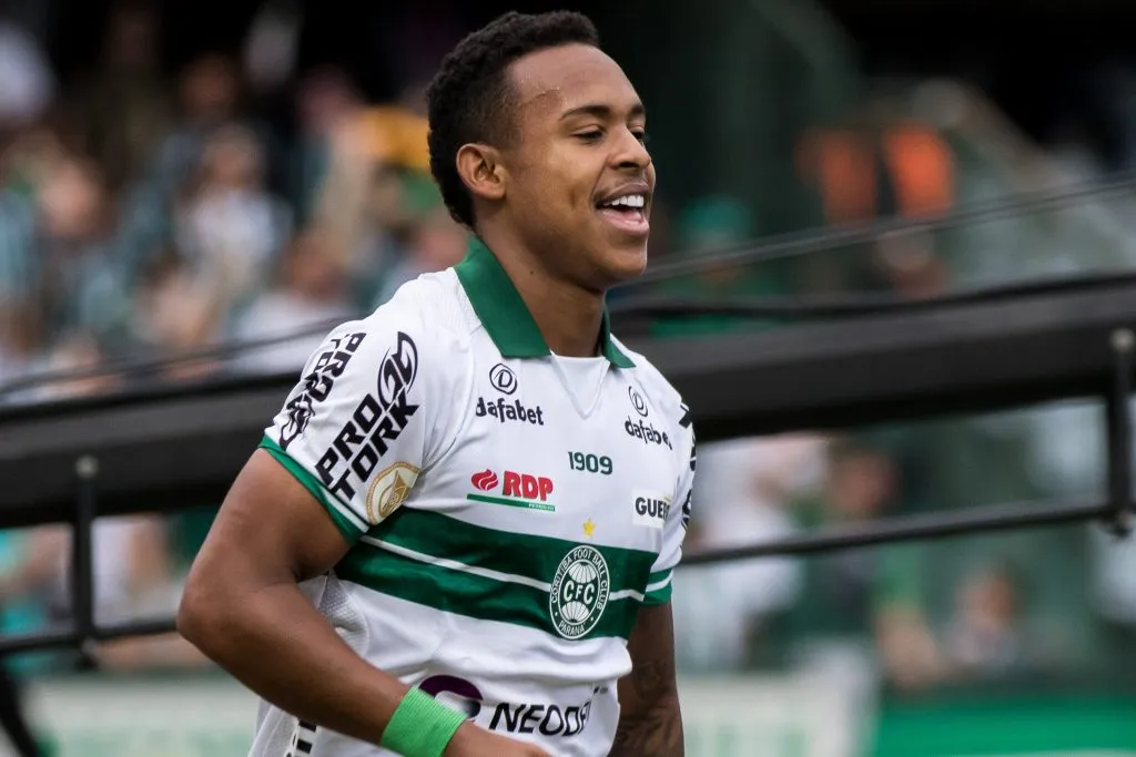 Igor Paixão comemorando gol durante partida contra o Botafogo no Campeonato Brasileiro A 2022. Foto: Robson Mafra/AGIF