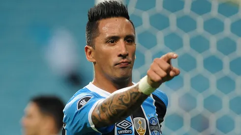 Lucas Barrios, ex-jogador do Grêmio, comemora seu gol durante partida pela Libertadores de 2017.