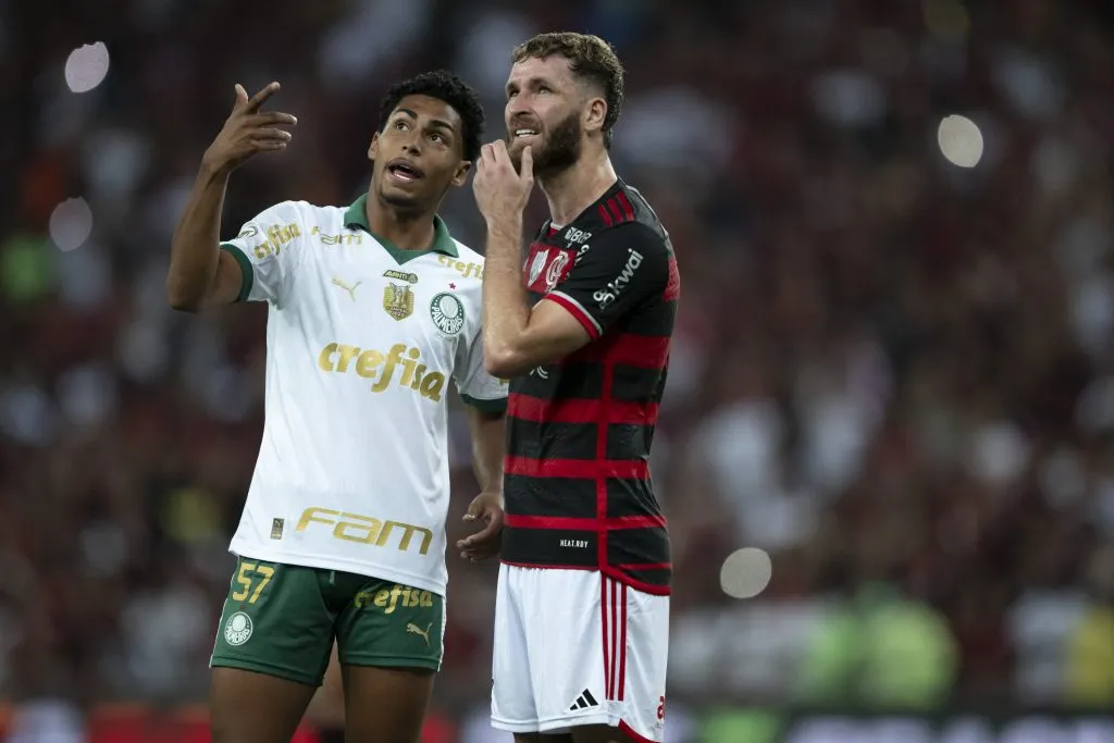 SP – RIO DE JANEIRO – 11/08/2024 – BRASILEIRO A 2024, FLAMENGO X PALMEIRAS – Leo Pereira jogador do Flamengo conversa sobre o VAR com jogador Luighi do Palmeiras durante partida no estadio Maracana pelo campeonato Brasileiro A 2024. Foto: Jorge Rodrigues/AGIF