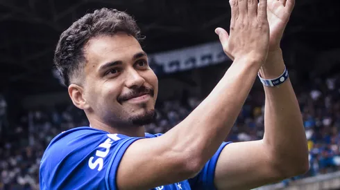 Foto: Divulgação/Cruzeiro – Eduardo durante apresentação ao torcedor no Mineirão.