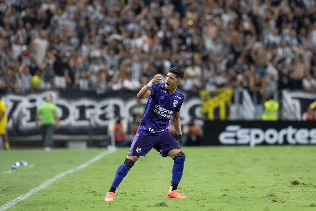 Erick Pulga comemorando gol durante partida contra o Avaí na Série B 2024. Foto: Baggio Rodrigues/AGIF