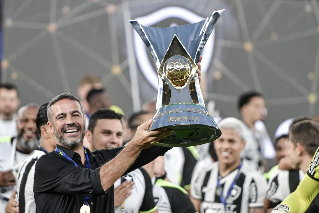 Artur Jorge tecnico do Botafogo comemoram titulo de campeao durante cerimonia de premiacao apos vitoria contra o Sao Paulo em partida no estadio Engenhao pela decisao do campeonato Brasileiro A 2024. Foto: Thiago Ribeiro/AGIF