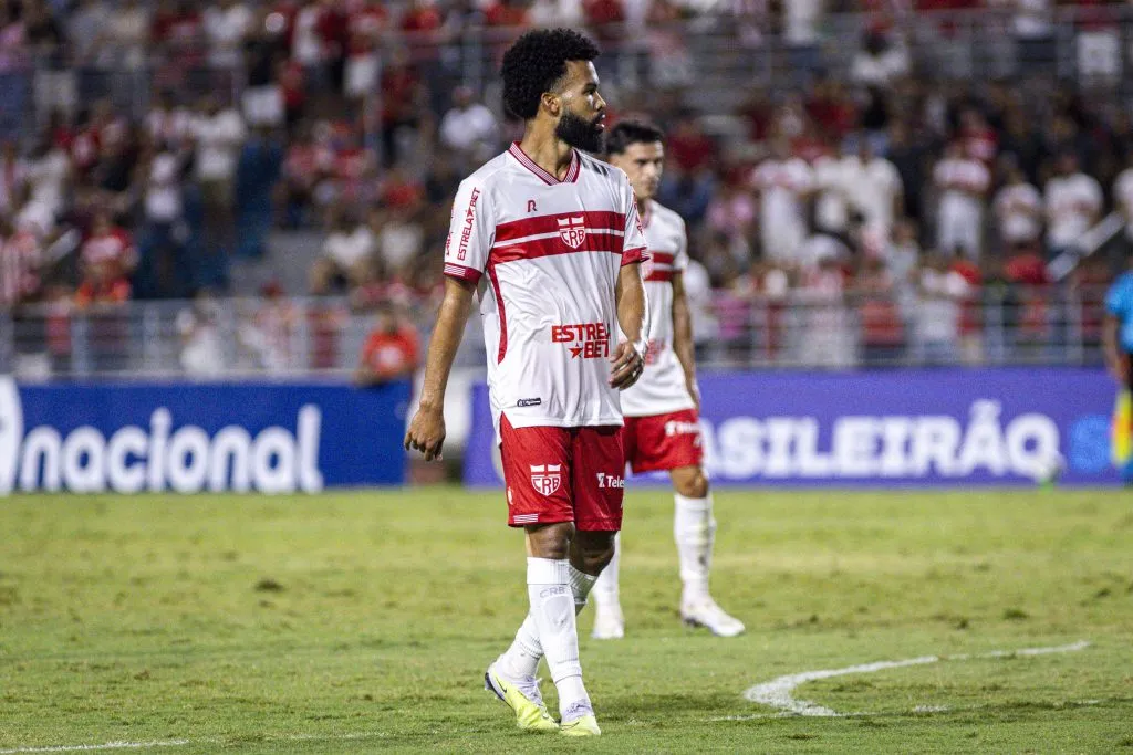 Falcão, novo reforço do Athletico em ação com a camisa do CRB. Foto: Felipe Sostenes/AGIF