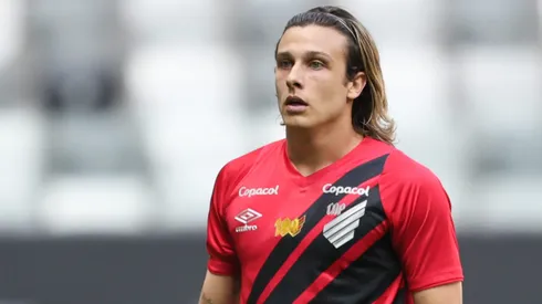 Canobbio, jogador do Athletico-PR, durante partida contra o Atletico-MG pelo Campeonato Brasileiro de 2024.