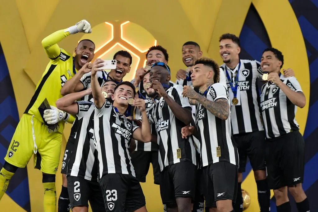 Jogadores do Botafogo comemoram titulo de campeão após partida contra o São Paulo no Engenhão pela decisão do campeonato Brasileiro A 2024. Foto: Thiago Ribeiro/AGIF