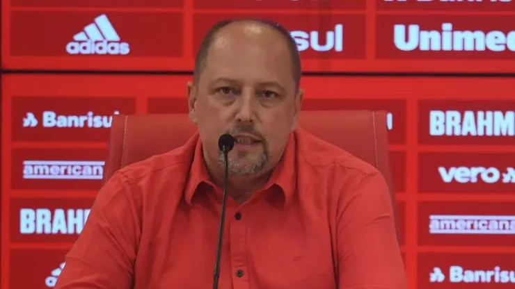 Alessandro Barcellos, presidente do Internacional, durante entrevista coletiva.