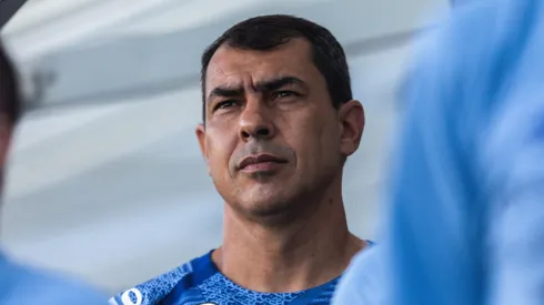 Fabio Carille tecnico do Santos durante execucao do hino nacional antes da partida contra o Paysandu no estadio Vila Belmiro pelo campeonato Brasileiro B 2024.