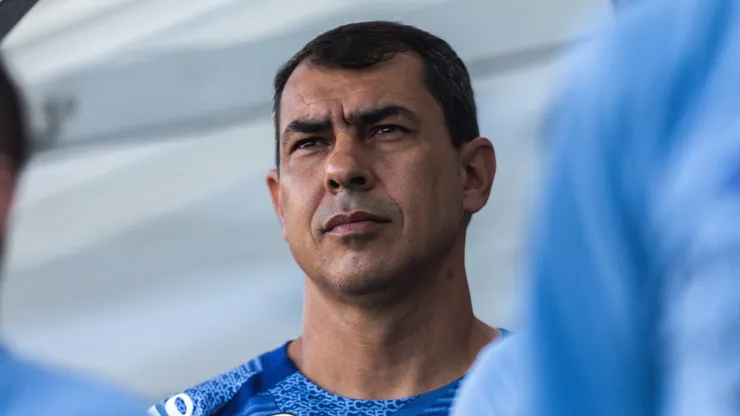Fabio Carille tecnico do Santos durante execucao do hino nacional antes da partida contra o Paysandu no estadio Vila Belmiro pelo campeonato Brasileiro B 2024.