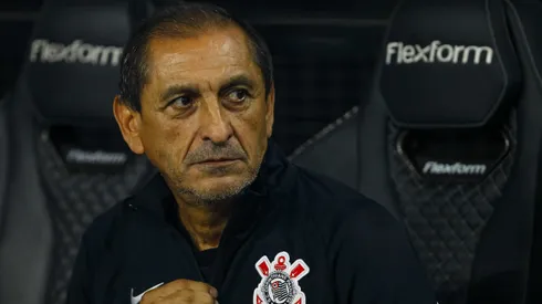 Ramón Díaz, técnico do Corinthians, durante partida contra o Bahia pelo Campeonato Brasileiro de 2024.