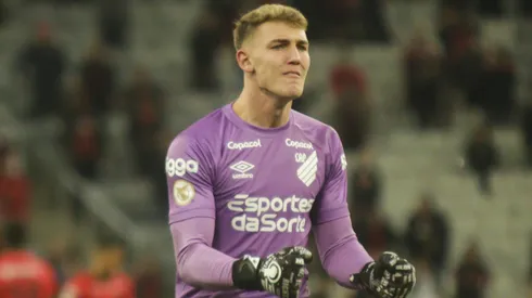 Léo Linck, jogador do Athletico-PR, durante partida contra o Atletico-MG pelo Campeonato Brasileiro de 2023.