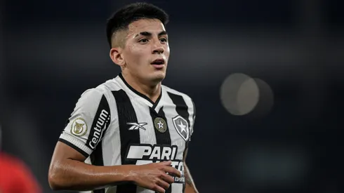 Almada, ex-jogador do Botafogo, durante partida contra o Corinthians pelo Campeonato Brasileiro de 2024.