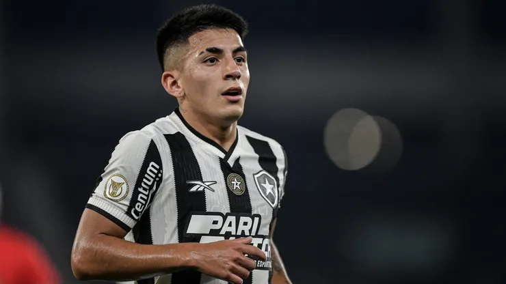 Almada, ex-jogador do Botafogo, durante partida contra o Corinthians pelo Campeonato Brasileiro de 2024.