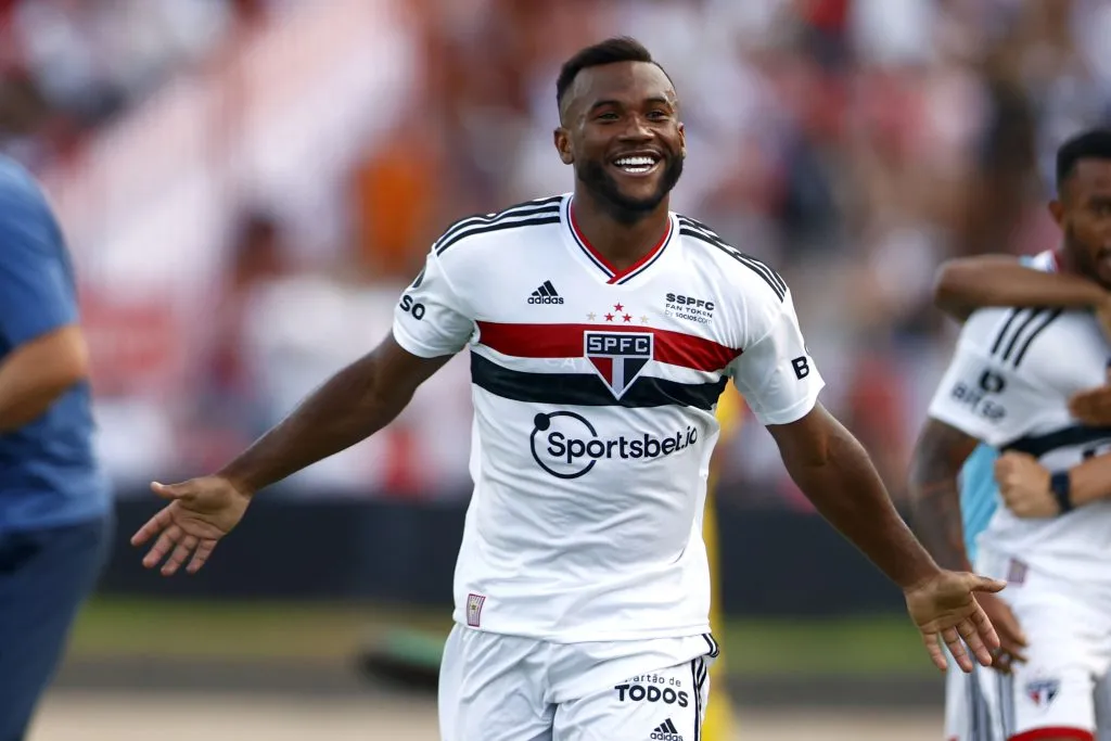 Luan jogador do São Paulo comemora seu gol durante partida contra o Botafogo-SP no estádio Santa Cruz pelo campeonato Paulista 2023. Foto: Thiago Calil/AGIF