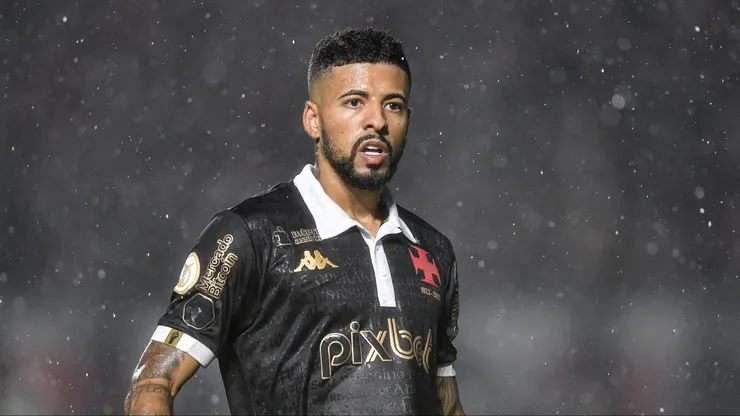 Paulinho, jogador do Vasco, durante partida contra o São Paulo pelo Campeonato Brasileiro de 2023.