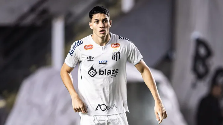 Jair Cunha jogador do Santos durante partida contra o Coritiba no estadio Vila Belmiro pelo campeonato Brasileiro B 2024.