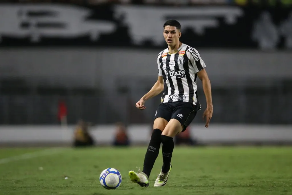 Jair Cunha jogador do Santos durante a partida entre CRB e Santos no Estádio Rei Pele em Maceio (AL) pelo campeonato brasileiro da Serie B 2024. Foto: Marlon Costa/AGIF