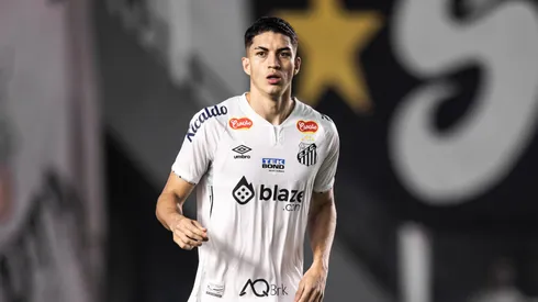 Jair Cunha jogador do Santos durante partida contra o Sport no estádio Vila Belmiro pelo campeonato Brasileiro B 2024. Foto: Abner Dourado/AGIF