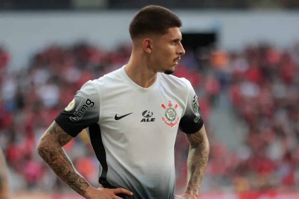 Leo Mana jogador do Corinthians durante partida contra o Athletico-PR no estadio Arena da Baixada pelo campeonato Brasileiro A 2024. Foto: Robson Mafra/AGIF
