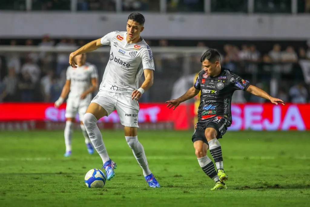 Jair Cunha jogador do Santos durante partida contra o Operário no estádio Vila Belmiro pelo campeonato Brasileiro B 2024. Foto: Reinaldo Campos/AGIF