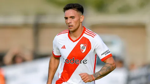 Enzo Diaz, do River Plate, conduz a bola durante uma partida entre Deportivo Riestra e River Plate como parte da Liga Profesional 2024 no Estadio Guillermo Laza em 13 de junho de 2024 em Buenos Aires, Argentina. Foto: Marcelo Endelli/Getty Images