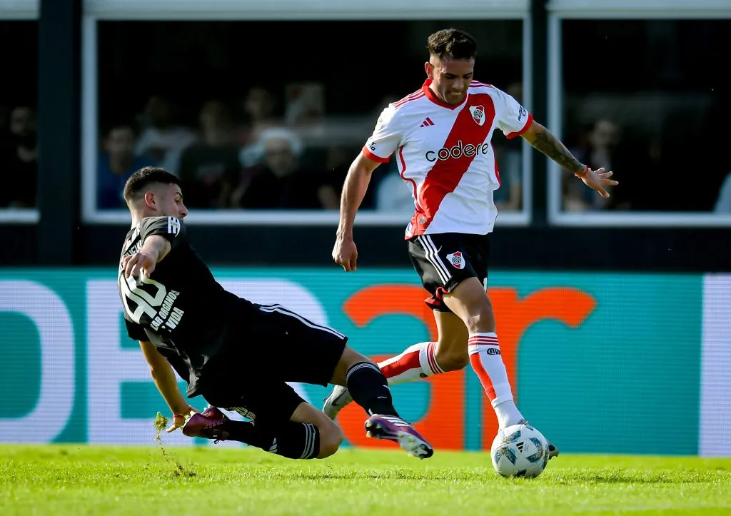 Enzo Diaz do River Plate compete pela bola com Alan Barrionuevo do Deportivo Riestra durante uma partida entre Deportivo Riestra e River Plate como parte da Liga Profesional 2024 no Estadio Guillermo Laza em 13 de junho de 2024 em Buenos Aires, Argentina. (Foto: Marcelo Endelli/Getty Images)