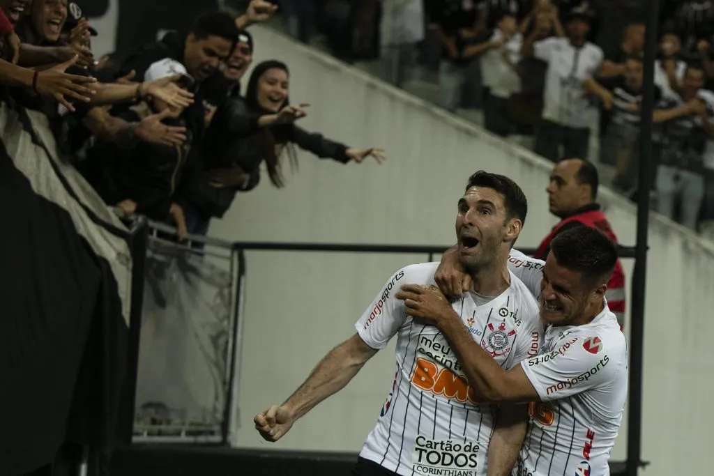 Mauro Boselli  do Corinthians comemora seu gol com jogadores do seu time durante partida contra o Botafogo-SP no estadio Arena Corinthians pelo campeonato Paulista 2020. Foto: Daniel Vorley/AGIF